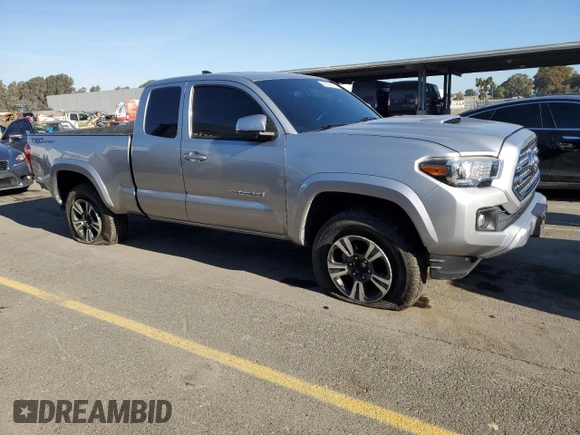 2017 Toyota Tacoma SR5 z VIN 5TFRZ5CNXHX028456, wystawiony jako Copart lot #84039894 z przebiegiem 30 670 mil mil oraz Szkoda całkowita • Salvage title. Historia ofert i sprzedaży dostępna na DreamBid. Obrazek 4.