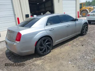 2015 Chrysler 300 Limited z VIN 2C3CCAAG0FH785988, wystawiony jako IAAI lot #42501629 z przebiegiem 176 537 mil mil oraz . Historia ofert i sprzedaży dostępna na DreamBid. Obrazek 4.