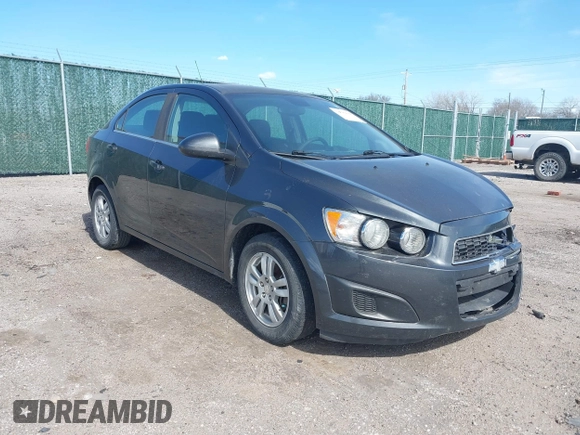 2016 Chevrolet Sonic LT z VIN 1G1JC5SH1G4185750, wystawiony jako IAAI lot #38799488 z przebiegiem 170 067 mil mil oraz . Historia ofert i sprzedaży dostępna na DreamBid. Obrazek 1.