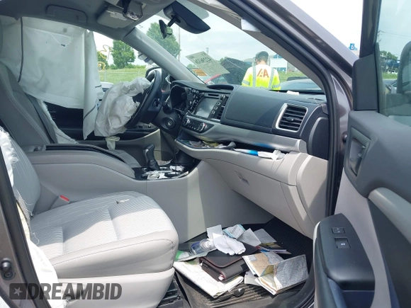 2019 Toyota Highlander LE with VIN 5TDBZRFH6KS718068, listed as a IAAI auction lot 42296326 with Not provided miles and . Bid and sale history available at DreamBid. Image 5.