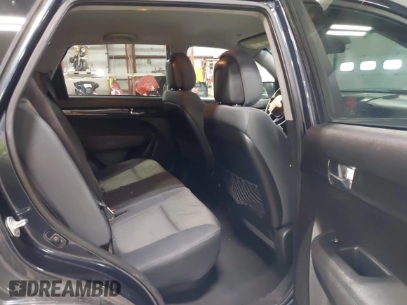 2013 Kia Sorento LX z VIN 5XYKT4A61DG371260, wystawiony jako IAAI lot #42045122 z przebiegiem 120 707 mil mil oraz . Historia ofert i sprzedaży dostępna na DreamBid. Obrazek 8.