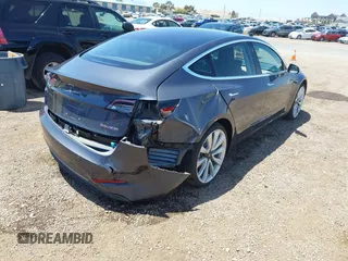 2018 Tesla Model 3 Long Range Battery z VIN 5YJ3E1EB8JF105886, wystawiony jako IAAI lot #42268190 z przebiegiem 80 917 mil mil oraz . Historia ofert i sprzedaży dostępna na DreamBid. Obrazek 4.