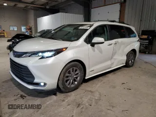 2021 Toyota Sienna XLE z VIN 5TDJSKFC2MS023942, wystawiony jako Copart lot #56094505 z przebiegiem 61 324 mil mil oraz Szkoda całkowita • Salvage title. Historia ofert i sprzedaży dostępna na DreamBid. Obrazek 1.