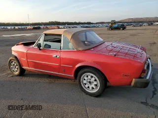 1982 FIAT 124 Spider z VIN ZFAAS00B8C5001153, wystawiony jako Copart lot #43028875 z przebiegiem 48 617 mil mil oraz Szkoda całkowita • Salvage title. Historia ofert i sprzedaży dostępna na DreamBid. Obrazek 2.