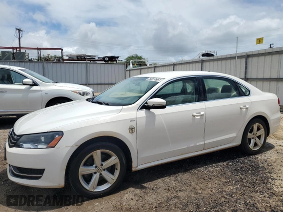 2014 Volkswagen Passat Wolfsburg Edition z VIN 1VWAT7A33EC022610, wystawiony jako Copart lot #51135715 z przebiegiem 94 537 mil mil oraz Czysty tytuł • Clean title. Historia ofert i sprzedaży dostępna na DreamBid. Obrazek 1.