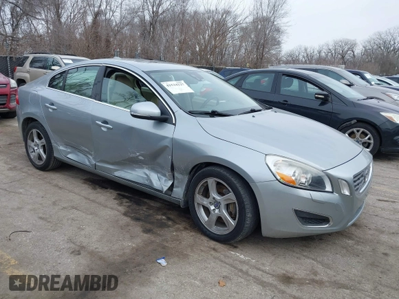 2013 Volvo S60 T5 Premier z VIN YV1612FS3D2193289, wystawiony jako IAAI lot #41534227 z przebiegiem 117 152 mil mil oraz . Historia ofert i sprzedaży dostępna na DreamBid. Obrazek 1.