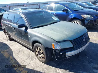 2000 Volkswagen Passat z VIN WVWNA23B3YE200137, wystawiony jako IAAI lot #41587513 z przebiegiem 303 397 mil mil oraz . Historia ofert i sprzedaży dostępna na DreamBid. Obrazek 1.
