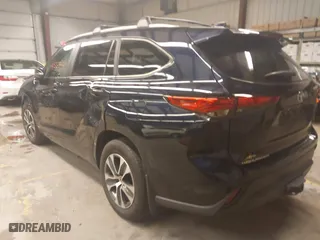 2023 Toyota Highlander Hybrid XLE with VIN 5TDKBRCH6PS118571, listed as a IAAI auction lot 41555440 with 31,712 mi miles. Bid and sale history available at carsss.com. Image 3.