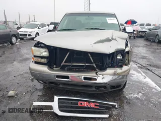 2000 GMC New Sierra 1500 SL with VIN 2GTEC19V9Y1313002, listed as a IAAI auction lot 41440458 with 367,281 mi miles. Bid and sale history available at carsss.com. Image 12.