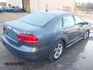 2013 Volkswagen Passat SE z VIN 1VWBP7A38DC123620, wystawiony jako IAAI lot #41275310 z przebiegiem 96 425 mil mil oraz . Historia ofert i sprzedaży dostępna na DreamBid. Obrazek 4.