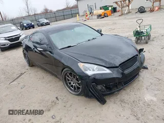 2010 Hyundai Genesis Coupe Grand Touring z VIN KMHHU6KH1AU004951, wystawiony jako IAAI lot #41698432 z przebiegiem 129 631 mil mil oraz . Historia ofert i sprzedaży dostępna na DreamBid. Obrazek 1.