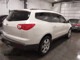 2012 Chevrolet Traverse 1LT z VIN 1GNKRGED5CJ410592, wystawiony jako IAAI lot #41714693 z przebiegiem 108 206 mil mil oraz . Historia ofert i sprzedaży dostępna na DreamBid. Obrazek 4.