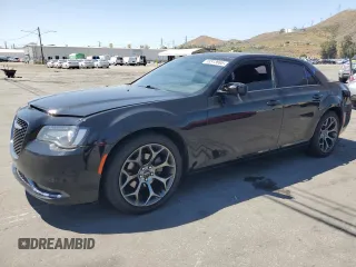 2017 Chrysler 300 S Alloy Edition z VIN 2C3CCABG4HH553766, wystawiony jako Copart lot #56513665 z przebiegiem 100 420 mil mil oraz Szkoda całkowita • Salvage title. Historia ofert i sprzedaży dostępna na DreamBid. Obrazek 1.