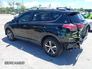 2018 Toyota RAV4 XLE z VIN 2T3RFREV4JW753672, wystawiony jako IAAI lot #42239541 z przebiegiem 83 404 mil mil oraz . Historia ofert i sprzedaży dostępna na DreamBid. Obrazek 3.