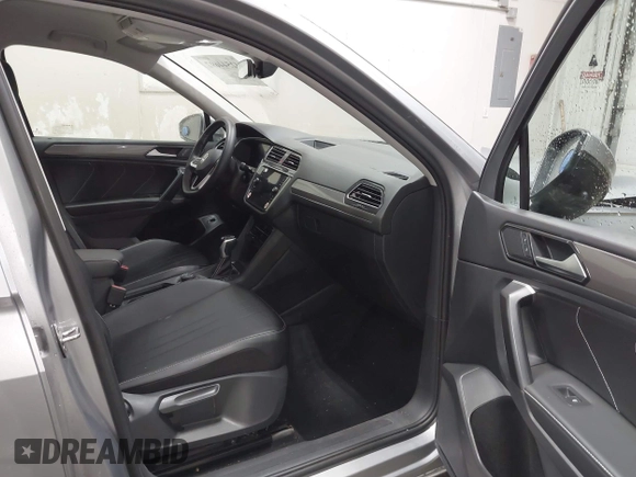 2024 Volkswagen Tiguan SE with VIN 3VV2B7AXXRM098733, listed as a IAAI auction lot 42544697 with 26,034 mi miles and . Bid and sale history available at DreamBid. Image 5.