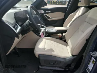 2024 BMW X1 xDrive28i z VIN WBX73EF02R5Z09970, wystawiony jako Copart lot #55577845 z przebiegiem 6 510 mil mil oraz Szkoda całkowita • Salvage title. Historia ofert i sprzedaży dostępna na DreamBid. Obrazek 7.