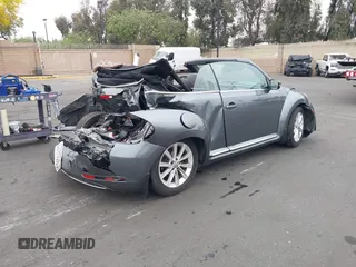 2018 Volkswagen Beetle S z VIN 3VW5DAAT3JM506023, wystawiony jako IAAI lot #42414886 z przebiegiem 33 424 mil mil oraz . Historia ofert i sprzedaży dostępna na DreamBid. Obrazek 4.