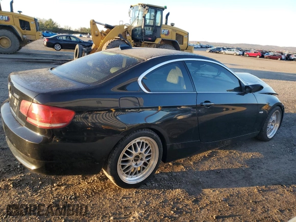 2007 BMW 3 Series 328i z VIN WBAWB33577PV70251, wystawiony jako Copart lot #50521915 z przebiegiem 182 676 mil mil oraz Czysty tytuł • Clean title. Historia ofert i sprzedaży dostępna na DreamBid. Obrazek 3.