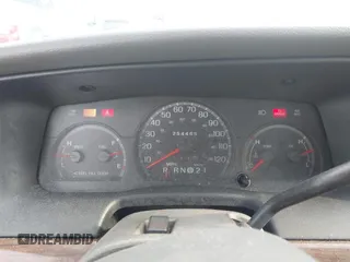 2003 Ford Crown Victoria LX z VIN 2FAFP74W83X180076, wystawiony jako IAAI lot #41744980 z przebiegiem 254 465 mil mil oraz . Historia ofert i sprzedaży dostępna na DreamBid. Obrazek 7.