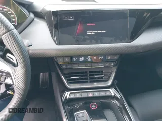 2024 Audi RS e-tron GT z VIN WAUBHBFW5R7900659, wystawiony jako IAAI lot #41797376 z przebiegiem 1010 mil mil oraz . Historia ofert i sprzedaży dostępna na DreamBid. Obrazek 19.