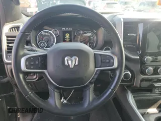 2022 Ram 1500 Big Horn z VIN 1C6RRFFG3NN179043, wystawiony jako IAAI lot #42566379 z przebiegiem 90 922 mil mil oraz . Historia ofert i sprzedaży dostępna na DreamBid. Obrazek 28.