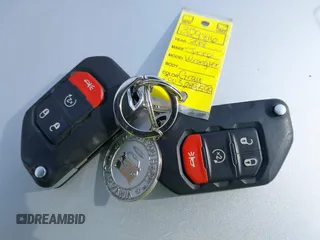2018 Jeep Wrangler Unlimited Sahara z VIN 1C4HJXEN8JW329816, wystawiony jako IAAI lot #42055851 z przebiegiem 70 298 mil mil oraz . Historia ofert i sprzedaży dostępna na DreamBid. Obrazek 11.