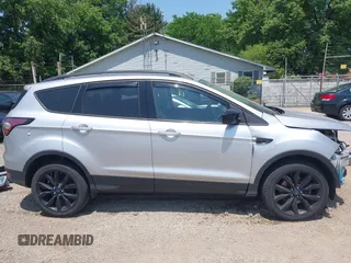 2017 Ford Escape SE z VIN 1FMCU9G95HUD37371, wystawiony jako IAAI lot #42393304 z przebiegiem 76 039 mil mil oraz . Historia ofert i sprzedaży dostępna na DreamBid. Obrazek 14.