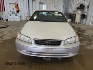 2000 Toyota Camry CE z VIN 4T1BG22K2YU742415, wystawiony jako Copart lot #55763165 z przebiegiem 245 821 mil mil oraz Czysty tytuł • Clean title. Historia ofert i sprzedaży dostępna na DreamBid. Obrazek 5.