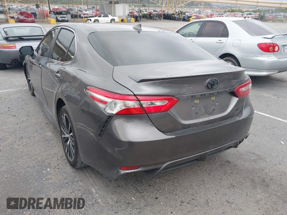 2020 Toyota Camry SE z VIN 4T1G11AK2LU989218, wystawiony jako IAAI lot #42204901 z przebiegiem 83 147 mil mil oraz . Historia ofert i sprzedaży dostępna na DreamBid. Obrazek 3.