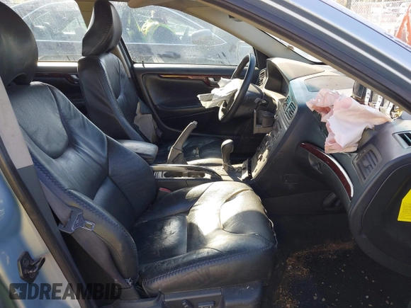 2001 Volvo V70 with VIN YV1SZ58D511026084, listed as a IAAI auction lot 42105983 with 361,165 mi miles and . Bid and sale history available at DreamBid. Image 5.