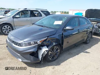 2024 Kia Forte LXS z VIN 3KPF24AD8RE709311, wystawiony jako IAAI lot #42001871 z przebiegiem 22 642 mil mil oraz . Historia ofert i sprzedaży dostępna na DreamBid. Obrazek 2.