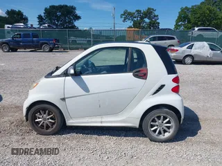 2015 Smart fortwo Passion z VIN WMEEJ3BA4FK791268, wystawiony jako IAAI lot #42496547 z przebiegiem 257 540 mil mil oraz . Historia ofert i sprzedaży dostępna na DreamBid. Obrazek 13.