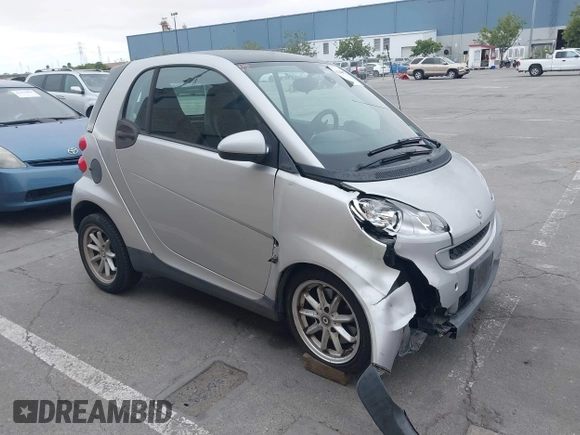 2009 Smart fortwo Pure z VIN WMEEJ31X99K209322, wystawiony jako IAAI lot #42465179 z przebiegiem 75 730 mil mil oraz . Historia ofert i sprzedaży dostępna na DreamBid. Obrazek 1.
