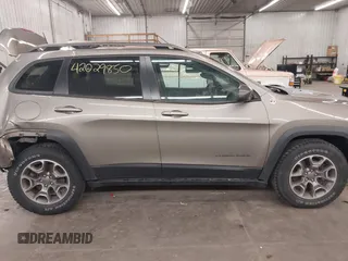 2021 Jeep Cherokee Trailhawk z VIN 1C4PJMBX5MD231018, wystawiony jako IAAI lot #42029850 z przebiegiem 66 525 mil mil oraz . Historia ofert i sprzedaży dostępna na DreamBid. Obrazek 14.