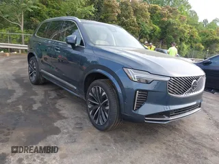 2025 Volvo XC90 z VIN YV4062PG4S1349248, wystawiony jako IAAI lot #42080418 z przebiegiem 3140 mil mil oraz . Historia ofert i sprzedaży dostępna na DreamBid. Obrazek 1.