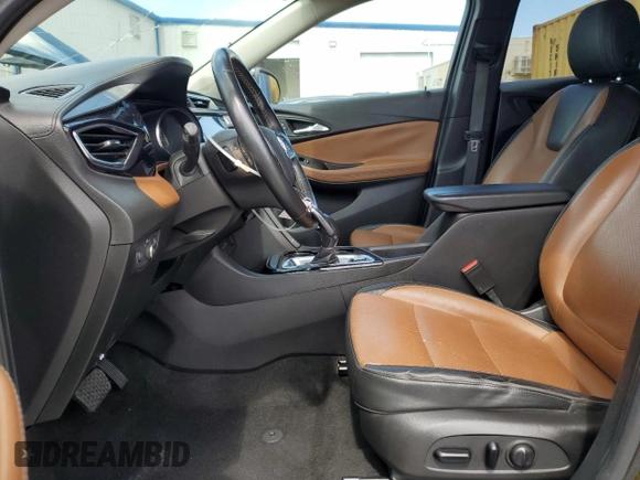 2021 Buick Encore GX Essence z VIN KL4MMFSL2MB153547, wystawiony jako Copart lot #64691745 z przebiegiem 126 665 mil mil oraz Czysty tytuł • Clean title. Historia ofert i sprzedaży dostępna na DreamBid. Obrazek 7.