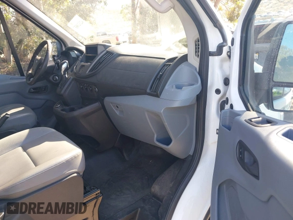 2018 Ford Transit z VIN 1FTYR2CM7JKA26085, wystawiony jako IAAI lot #42323037 z przebiegiem 131 121 mil mil oraz . Historia ofert i sprzedaży dostępna na DreamBid. Obrazek 5.