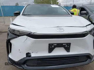 2023 Toyota bZ4X XLE z VIN JTMAAAAA1PA025511, wystawiony jako IAAI lot #41917340 z przebiegiem 17 460 mil mil oraz . Historia ofert i sprzedaży dostępna na DreamBid. Obrazek 6.