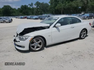2013 BMW 3 Series 328i z VIN WBADW7C50DE731825, wystawiony jako Copart lot #56038665 z przebiegiem 132 345 mil mil oraz Szkody całkowita. Historia ofert i sprzedaży dostępna na DreamBid. Obrazek 1.