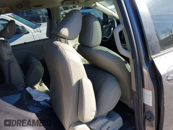 2020 Toyota Sienna XLE Auto Access Seat with VIN 5TDYZ3DC9LS049133, listed as a IAAI auction lot 41705488 with 62,216 mi miles. Bid and sale history available at carsss.com. Image 8.