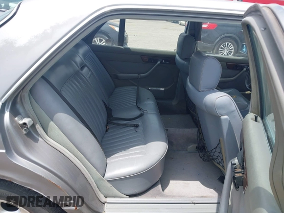 1987 Mercedes-Benz 300 SDL z VIN WDBCB25D6HA329689, wystawiony jako IAAI lot #42438703 z przebiegiem 237 677 mil mil oraz . Historia ofert i sprzedaży dostępna na DreamBid. Obrazek 8.