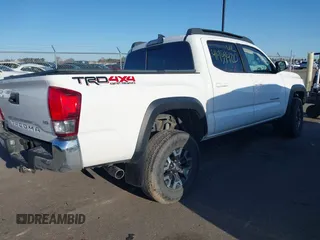 2017 Toyota Tacoma SR5 z VIN 3TMCZ5AN9HM061737, wystawiony jako IAAI lot #41959420 z przebiegiem 86 395 mil mil oraz . Historia ofert i sprzedaży dostępna na DreamBid. Obrazek 4.