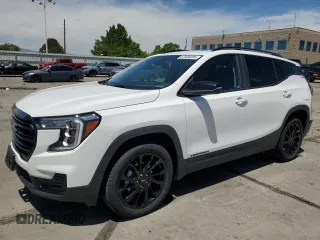 2024 GMC Terrain SLE z VIN 3GKALTEG3RL326818, wystawiony jako Copart lot #57829285 z przebiegiem 4 444 mil mil oraz Szkoda całkowita • Salvage title. Historia ofert i sprzedaży dostępna na DreamBid. Obrazek 1.