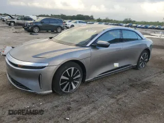2023 Lucid Air Touring z VIN 50EA1TEA5PA004467, wystawiony jako Copart lot #76620154 z przebiegiem 6108 mil mil oraz Szkody całkowita. Historia ofert i sprzedaży dostępna na DreamBid. Obrazek 1.