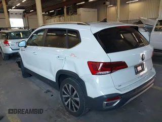 2022 Volkswagen Taos SE z VIN 3VVLX7B20NM064027, wystawiony jako IAAI lot #40429741 z przebiegiem 31 290 mil mil oraz . Historia ofert i sprzedaży dostępna na DreamBid. Obrazek 3.