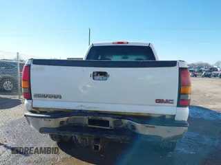 2005 GMC Sierra 1500HD SLT z VIN 1GTGK13U05F811217, wystawiony jako IAAI lot #41253560 z przebiegiem 338 891 mil mil oraz . Historia ofert i sprzedaży dostępna na DreamBid. Obrazek 16.