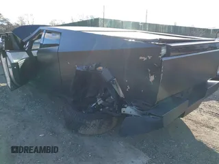 2024 Tesla Cybertruck z VIN 7G2CEHED5RA015790, wystawiony jako IAAI lot #41587683 z przebiegiem 5 867 mil mil oraz . Historia ofert i sprzedaży dostępna na DreamBid. Obrazek 3.