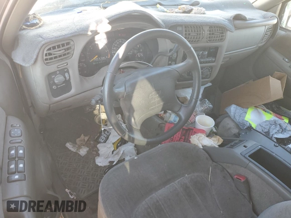 1998 Chevrolet Blazer LS z VIN 1GNDT13W9W2147761, wystawiony jako Copart lot #47551835 z przebiegiem 211 761 mil mil oraz Szkoda całkowita • Salvage title. Historia ofert i sprzedaży dostępna na DreamBid. Obrazek 8.