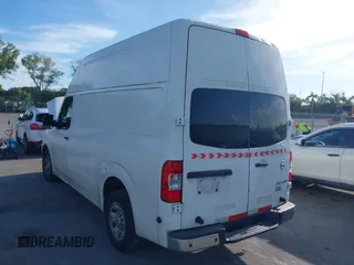 2013 Nissan NV Cargo SV z VIN 1N6BF0LY9DN114044, wystawiony jako IAAI lot #39906440 z przebiegiem 238 850 mil mil oraz . Historia ofert i sprzedaży dostępna na DreamBid. Obrazek 3.