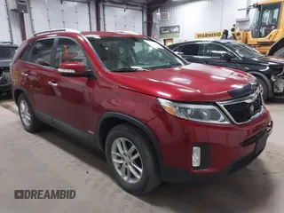 2015 Kia Sorento LX z VIN 5XYKTCA65FG631995, wystawiony jako IAAI lot #42190759 z przebiegiem 86 520 mil mil oraz . Historia ofert i sprzedaży dostępna na DreamBid. Obrazek 1.